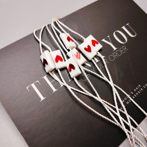 Fabricante de etiquetas colgantes de plástico en relieve personalizado con diseño de patrón de corazón de bloqueo de bucle de cuerda para prendas, bolsos, zapatos con logotipo de marca - Product Image 2