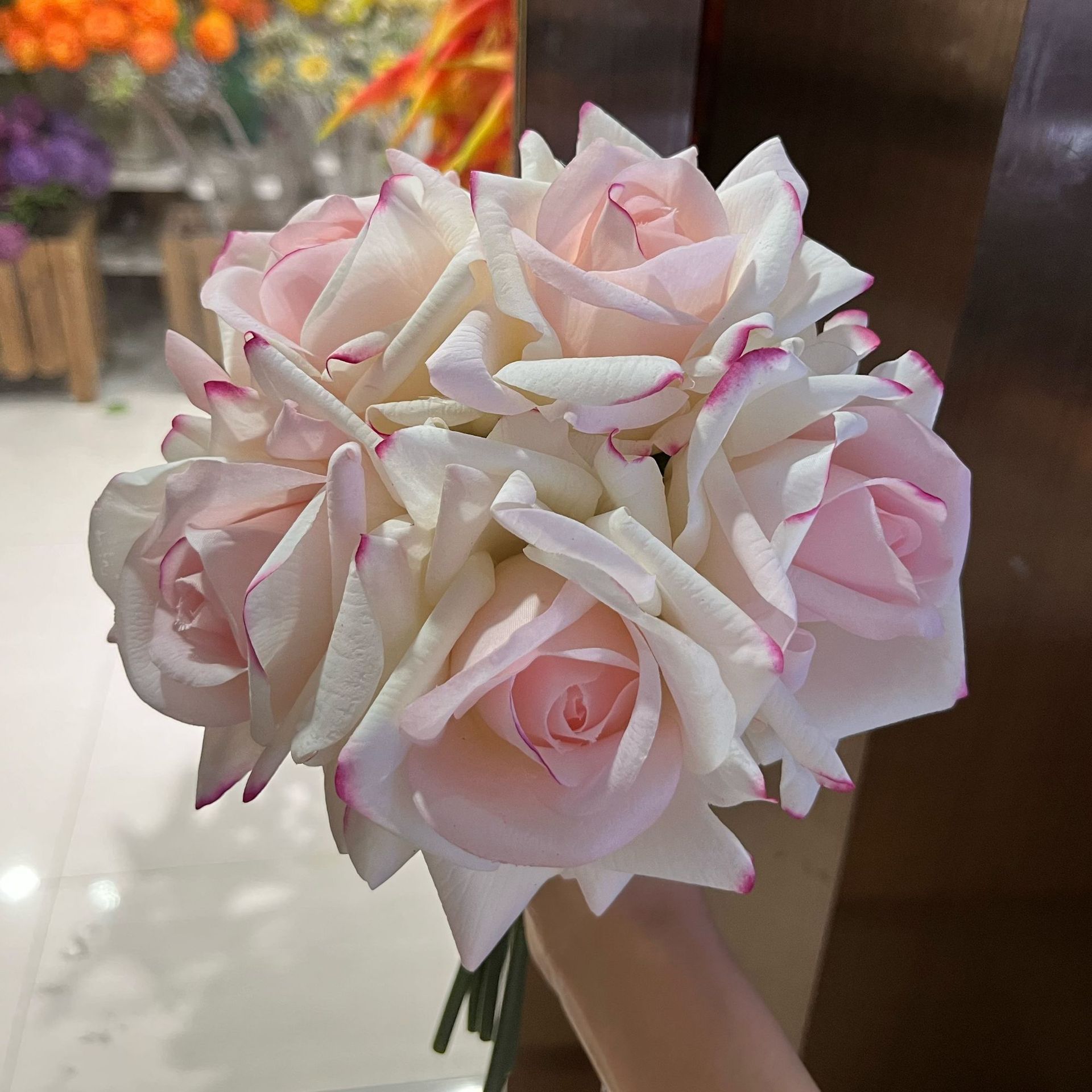 Bouquet de roses tactiles à 5 têtes - rose laiteux