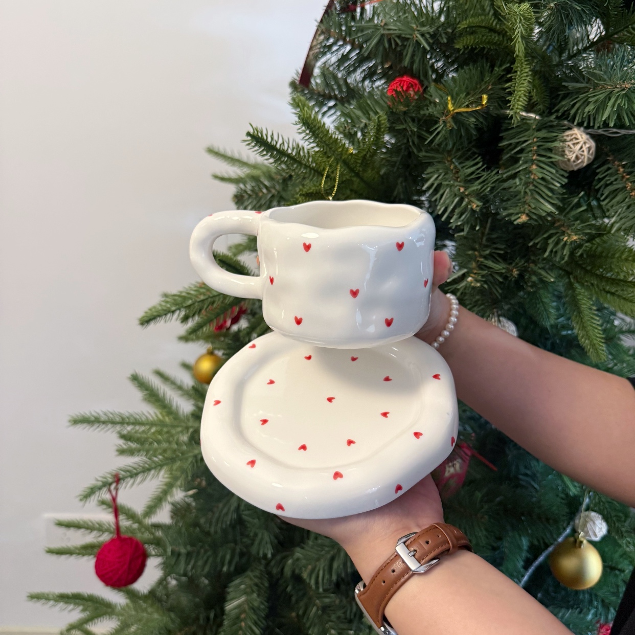 Taza y plato con corazón rojo pequeño, color blanco.