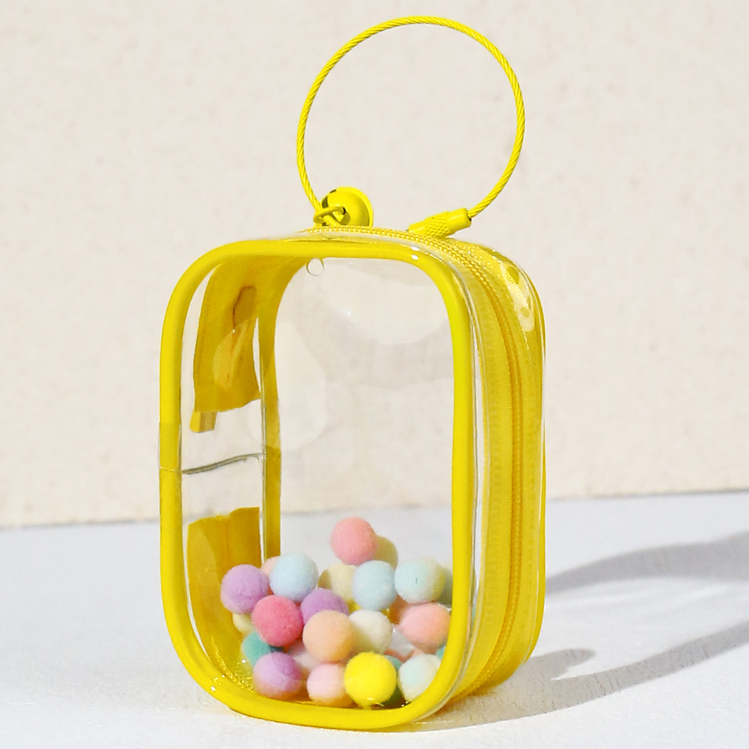 Jaune -- carré cloche avec anneau et pompon