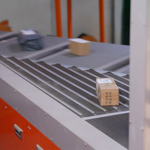 Clasificador de ruedas DWS dinámico de aluminio Máquina clasificadora de paquetes exprés con caja de correa de goma y sistema logístico de DWS - Product Image 6
