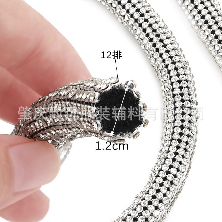Cuerda negra, malla de aluminio, rombo blanco.