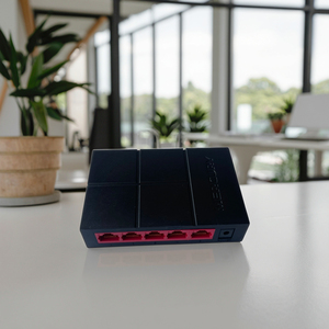 Usato SG105M interruttore di rete con 5 porte Gigabit ad alta velocità 10Gbps di piccole dimensioni per uso domestico SNMP QoS funzioni