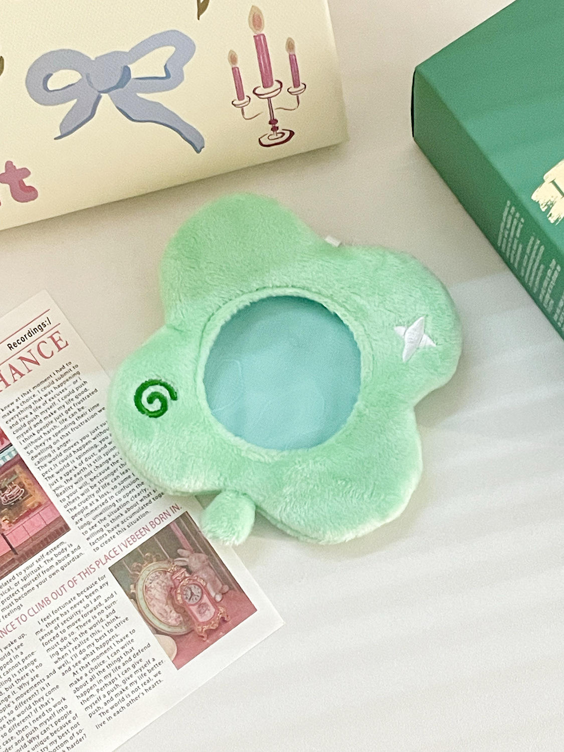 Un jeu de cartes mélangées-trèfle à quatre feuilles