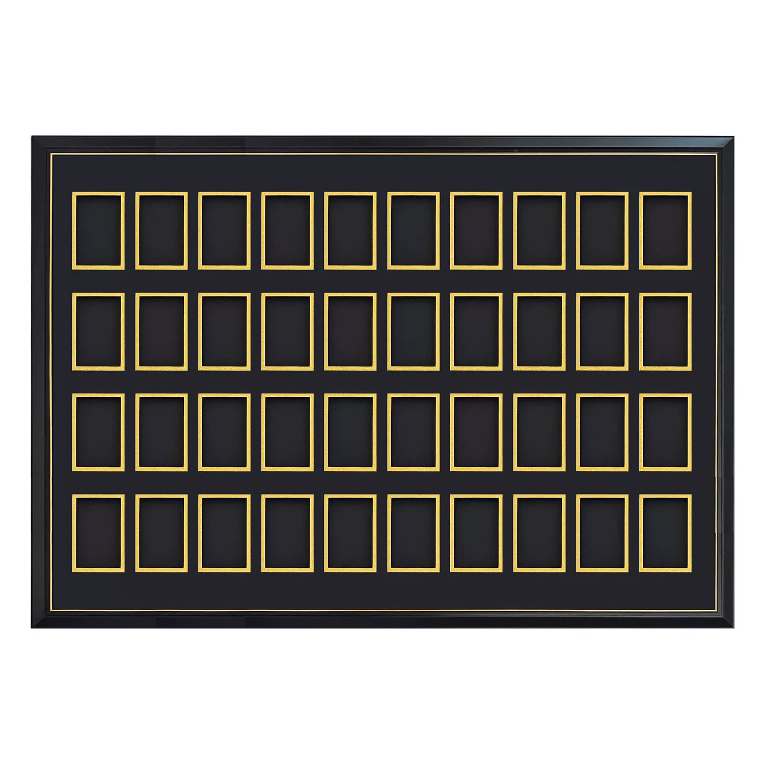 40 agujeros. Medidas internas: 70 x 100 cm.