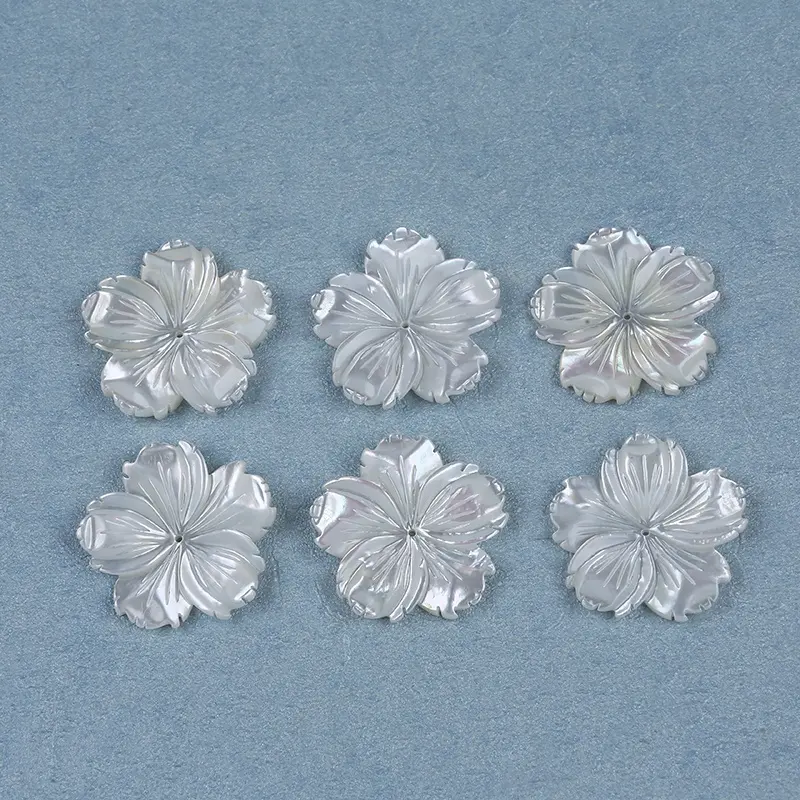 Commercio all'ingrosso 28-29mm naturale bianco intagliato fiore madreperla shell 5 petali branelli allentati per la fabbricazione di gioielli