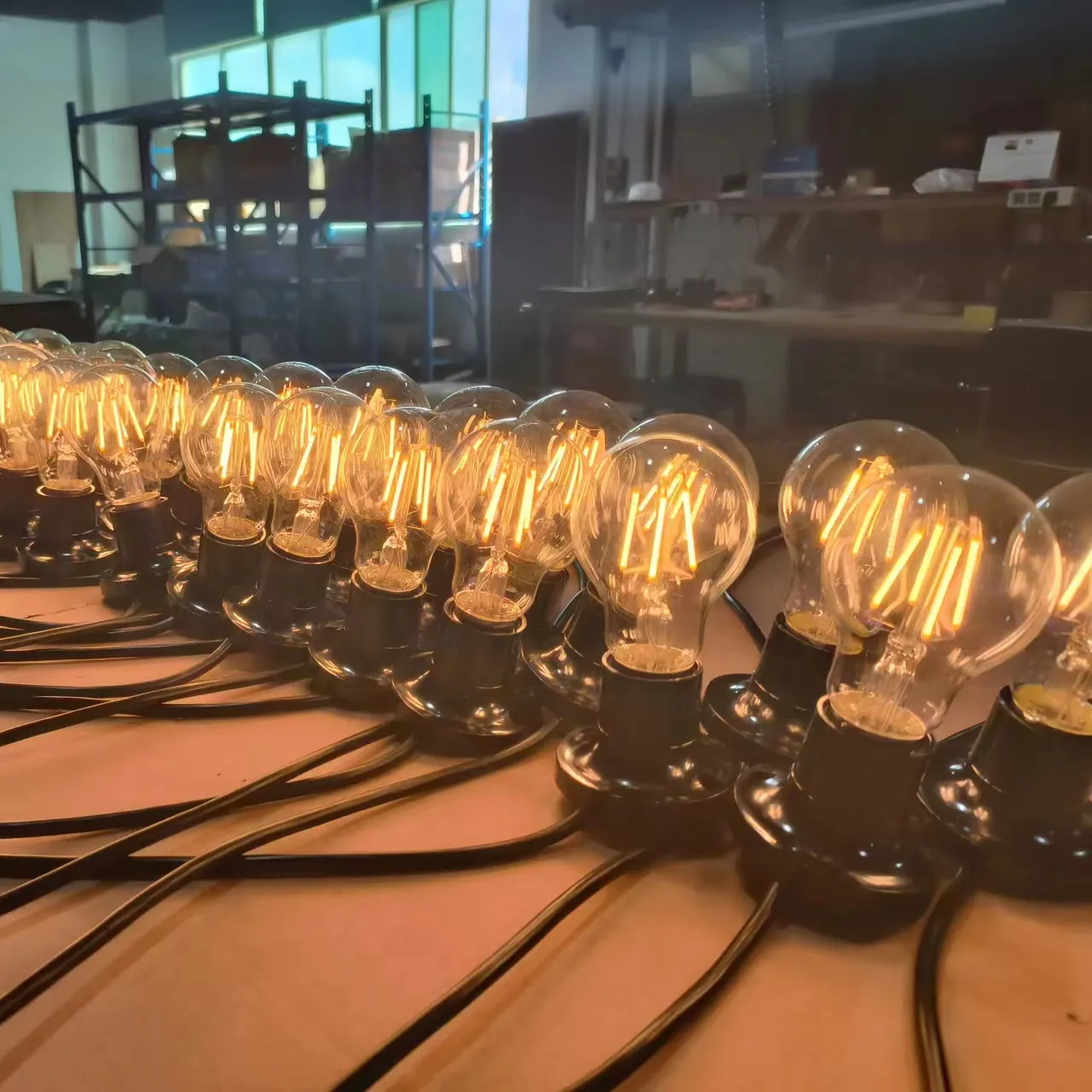 ヴィンテージエジソン制御可能なLED電球低電圧LEDフィラメント電球をぶら下げている屋外防水装飾ストリングライト