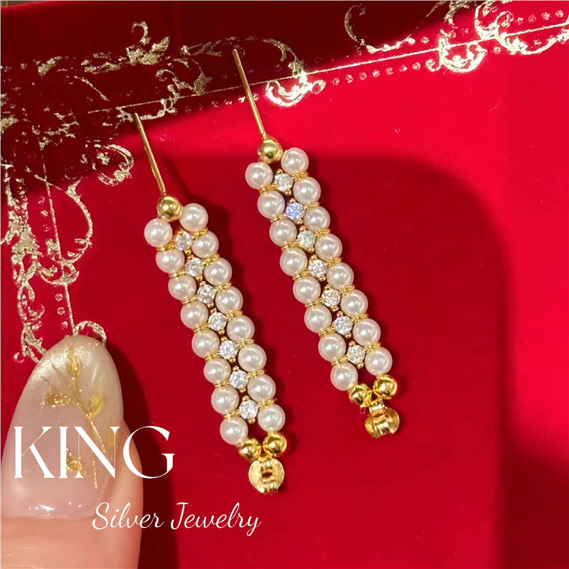 Une paire de boucles d'oreilles en or