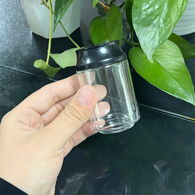 Botella transparente con tapa negra