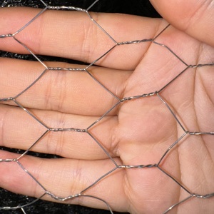 ตาข่ายหกเหลี่ยมเคลือบพีวีซี ขนาด 1 1/4 นิ้ว ตาข่าย 20 BWG - สำหรับรั้วที่อยู่อาศัยและตาข่ายนิรภัยสำหรับสระว่ายน้ำ - Product Image 2