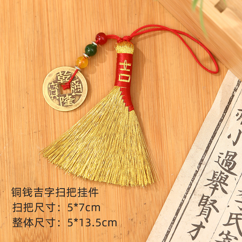 Pendentif balai en or avec personnage de bon augure en cuivre