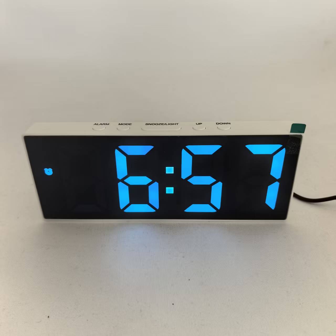 Carcasa blanca, superficie negra + luz azul