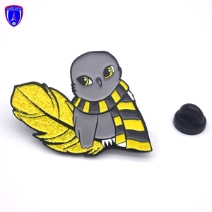 Spilla a forma di batteria del fumetto pin positivo <span class=keywords><strong>twitter</strong></span> uccello giallo glitter cartone animato smalto morbido cappello spilla per i vestiti - Product Image 2