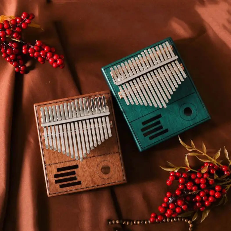 Venta al por mayor de instrumentos de estudio para estudiantes de alta calidad 17 tonos clave de madera pequeño tamaño exquisito piano de pulgar Kalimba