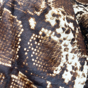 Patrón de pitón personalizado estampado de piel de serpiente cuero de vaca real con pelo en