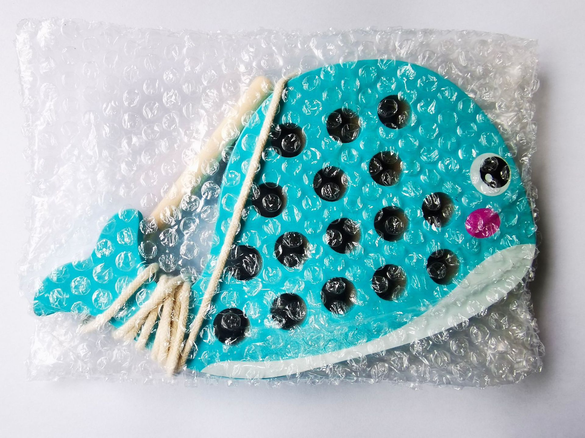Baleine portant un sac en corde
