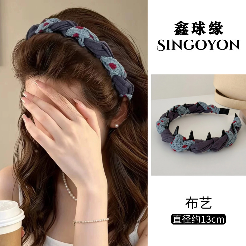 Diadema floral colorida en morado y azul.