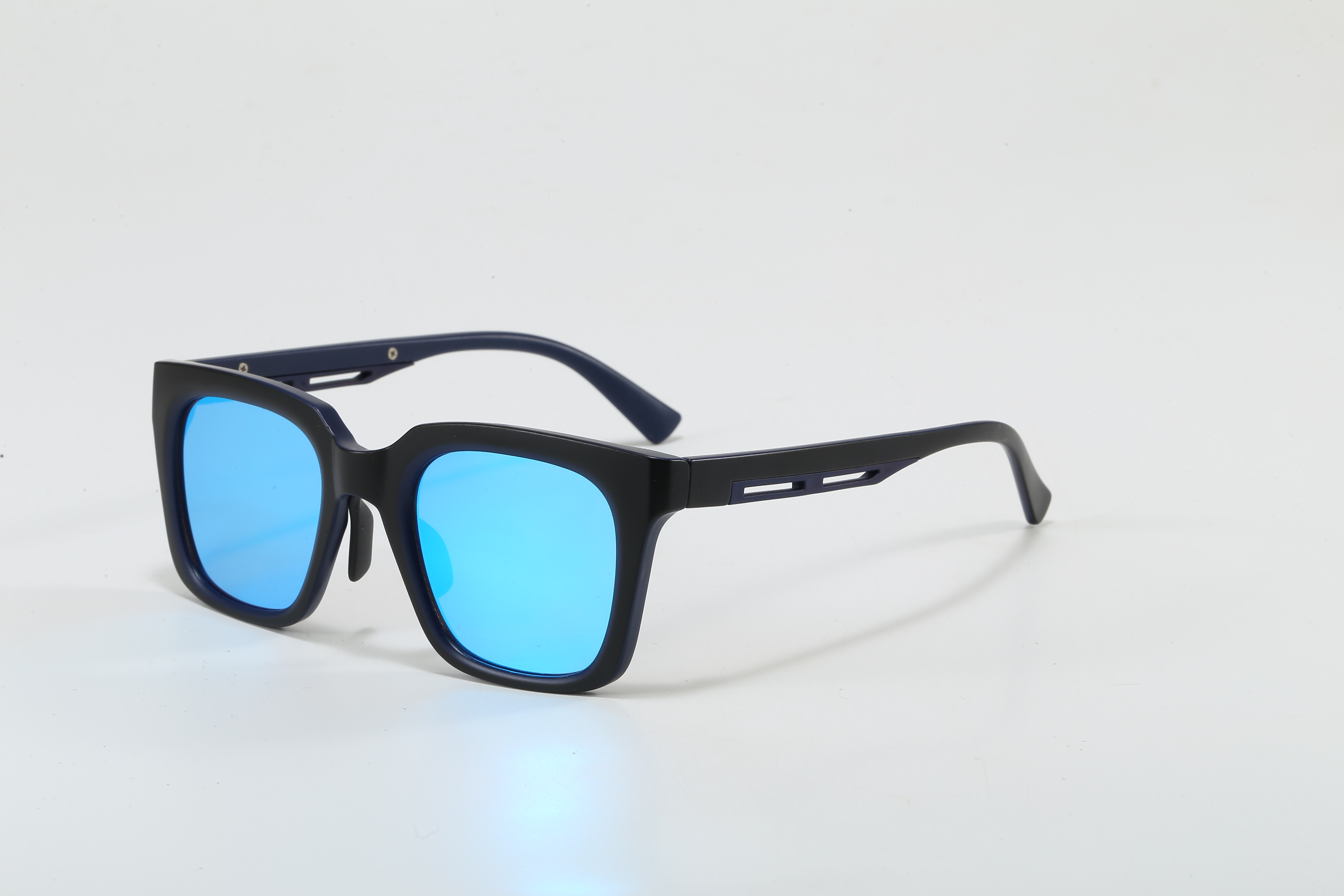 Cadre noir, pièce bleue.