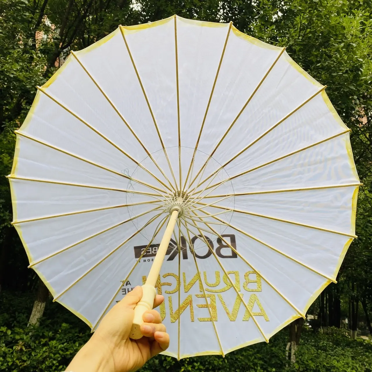 Vente en gros de parapluies blancs de bonne qualité Parapluie de mariage en tissu avec logo imprimé personnalisé pour les cadeaux