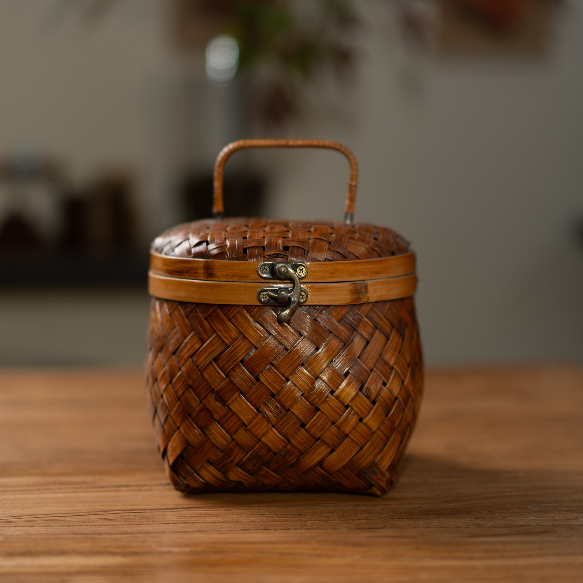 Round opening and square bottom, 15*12*14 cm