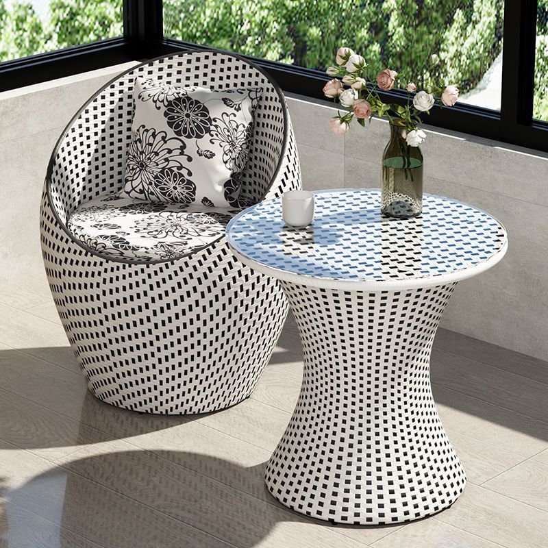 Une table et une chaise (noir et blanc)