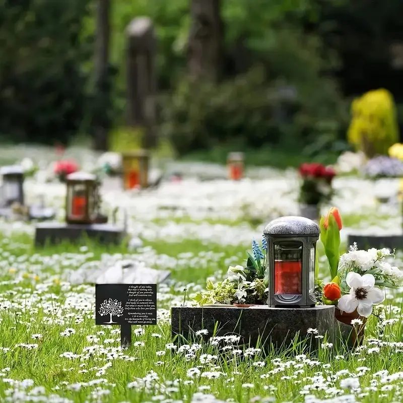 O memorial em acrílico expressa suas condolências e comemora o cemitério exterior decorado com memoriais da família
