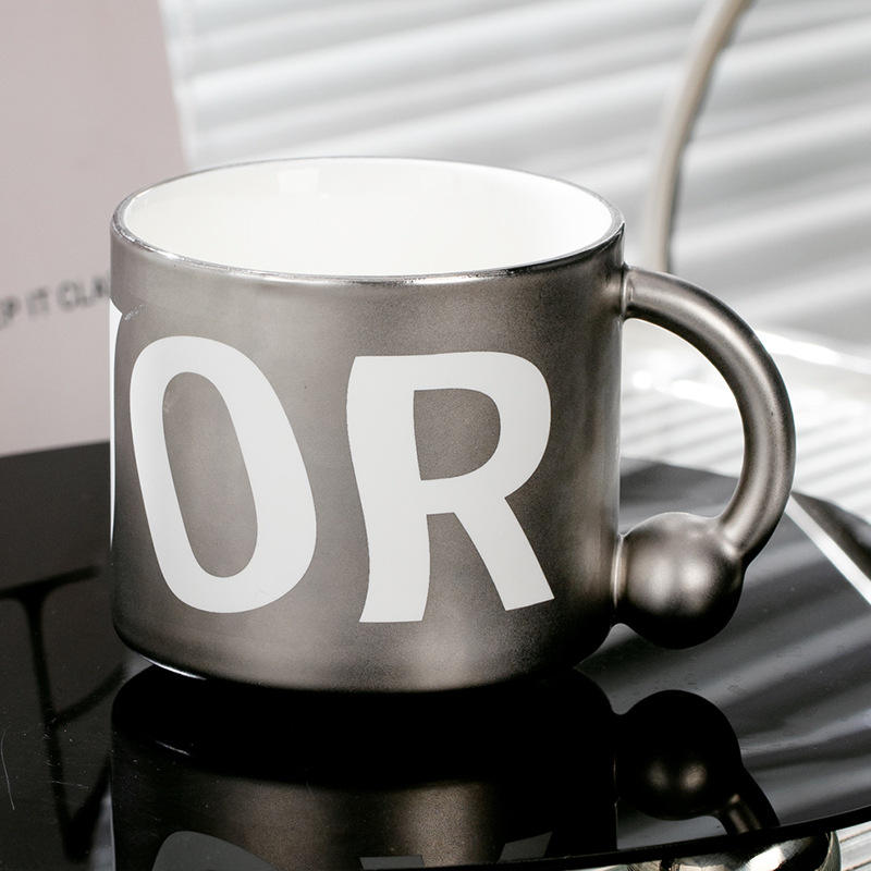 ถ้วยเดี่ยวตัวอักษรสีเงิน