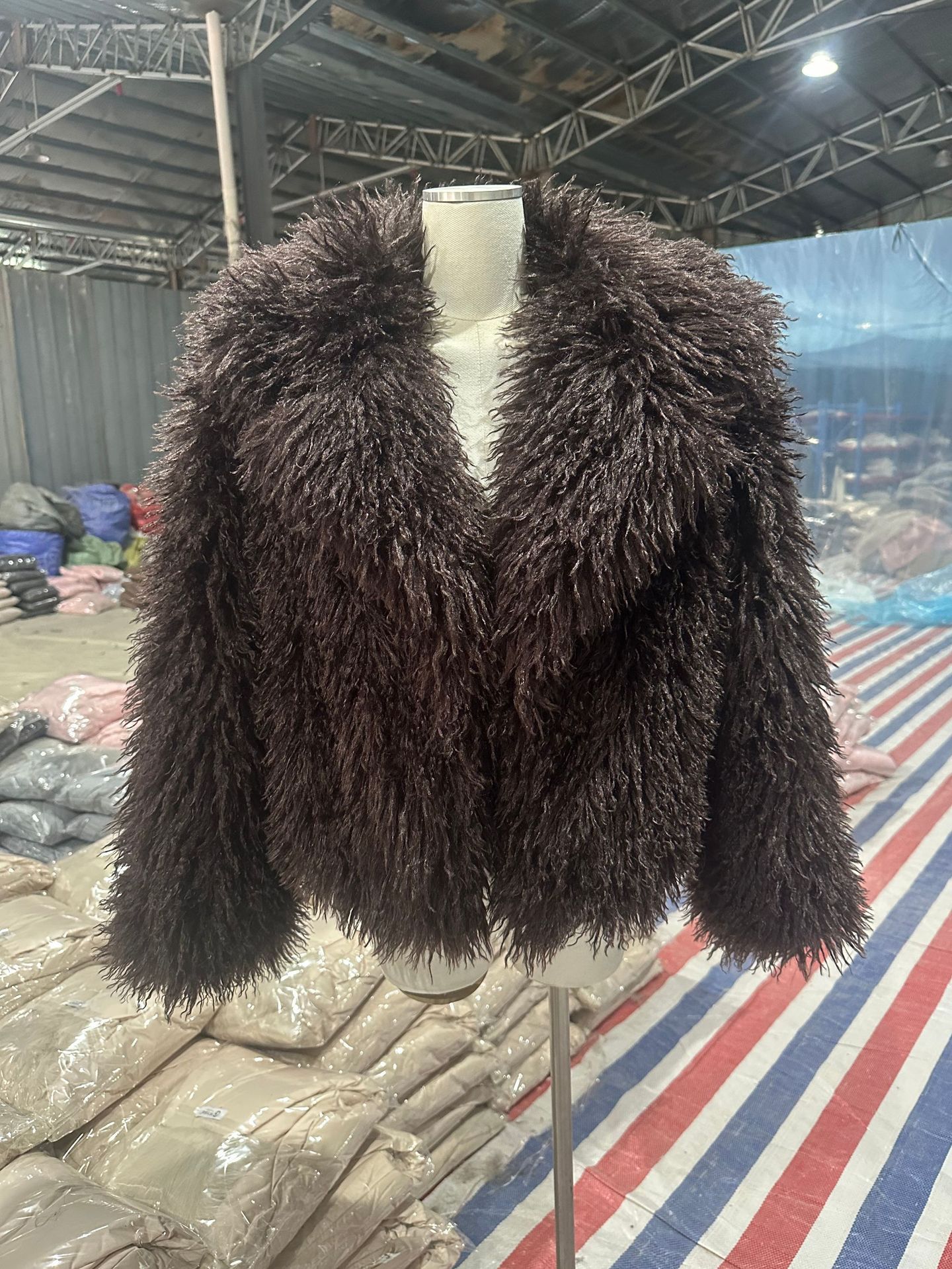 Col costume en fourrure marron café