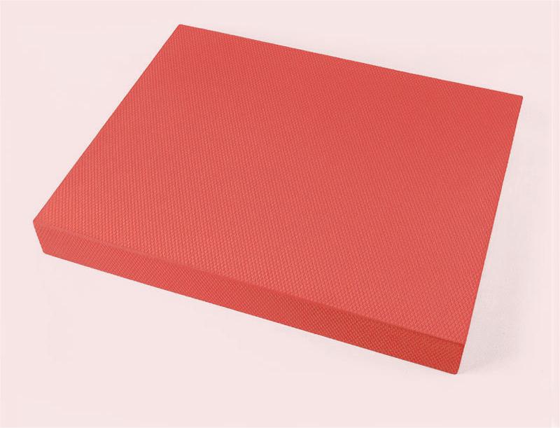 Les feuilles d'érable deviennent rouges