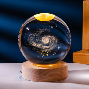 Doğum günü hediyeleri sıcak beyaz aydınlatma yıldız galaktik Galaxy 3D 60mm 80mm kristal top 3D gece lambası ile Led ahşap taban