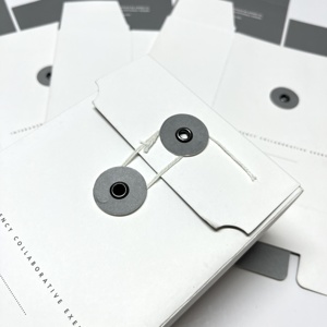 Benutzer definierte kostenlose Muster größe weißen Karton Papier Verpackungs umschlag mit Logo-Knopf und Schnur verschluss - Product Image 2