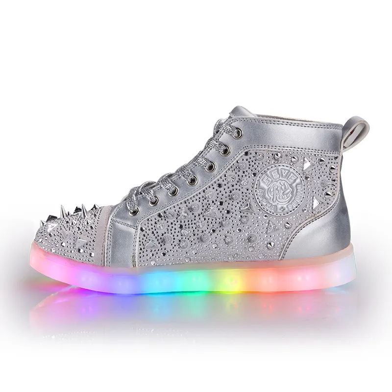2022 oem rebite sapatos de topo alto colorido led piscando luz led tênis de rua noturna para homens