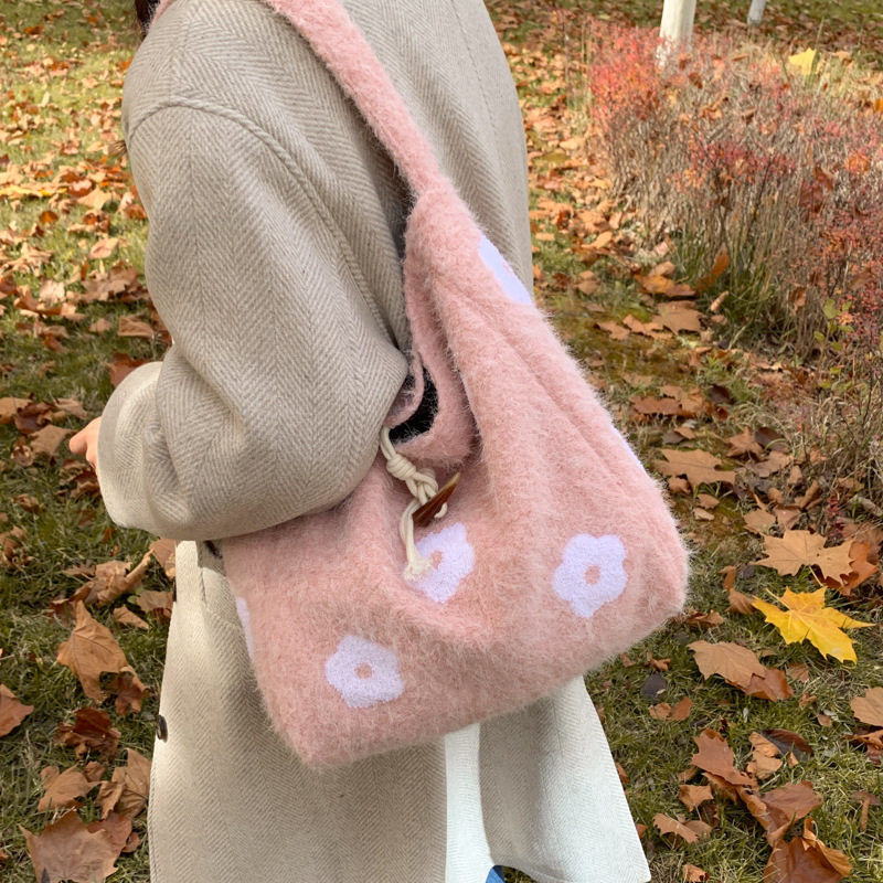 Laine fleurie asymétrique épaule rose
