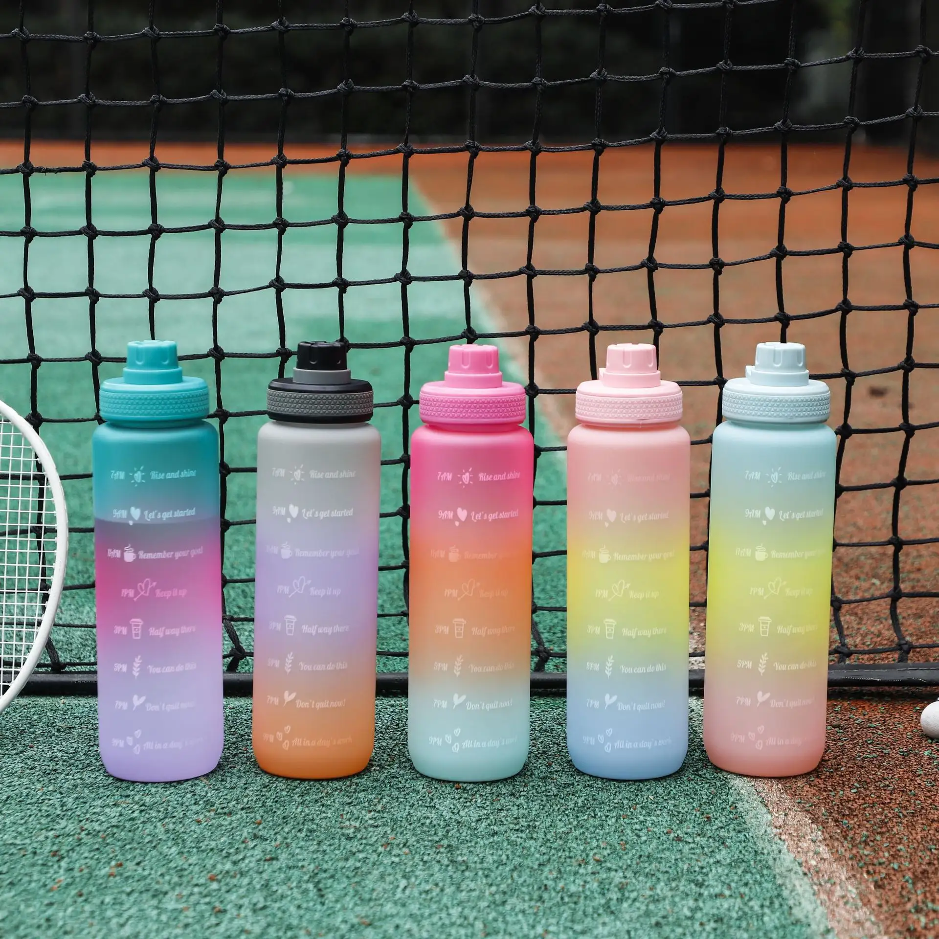 Sport d'entraînement étanche Logo personnalisé Passoire à paille isolée Bouteilles d'eau de motivation en plastique 1L avec marqueur de temps