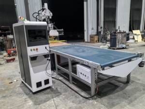 LU DIAO cina pannello porta <span class=keywords><strong>Auto</strong></span> carico scarico 3 assi <span class=keywords><strong>Auto</strong></span> nidificazione ATC Router CNC con lama sega
