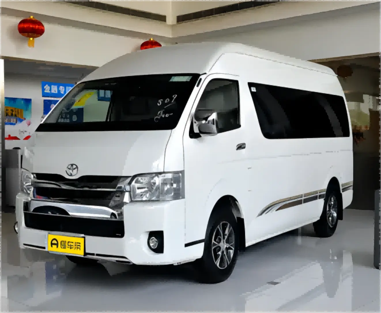 Dijual mini Bus Toyota Hiace bekas kemudi kiri