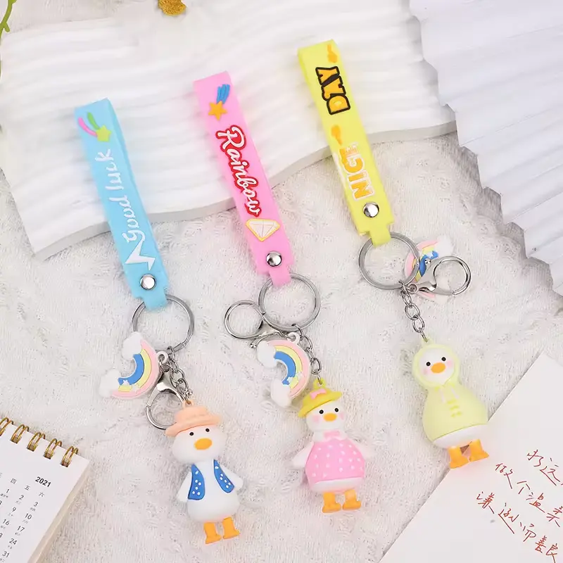 Offre Spéciale mignon dessin animé canard animal porte-clés conception personnalisée pour les enfants en plastique marin canard avec étirement cou Kawaii porte-clés