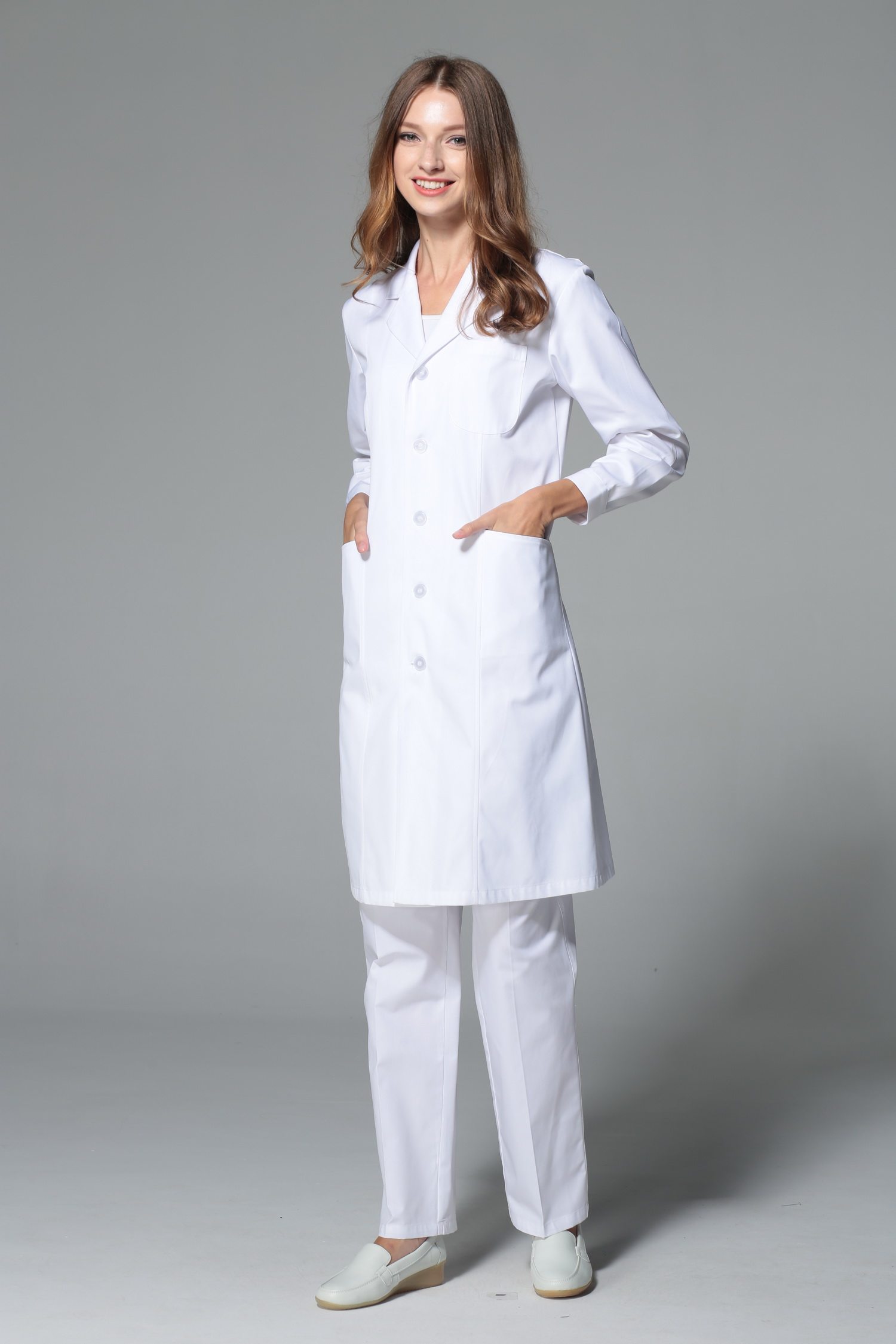 Bata de manga larga de doctora blanca