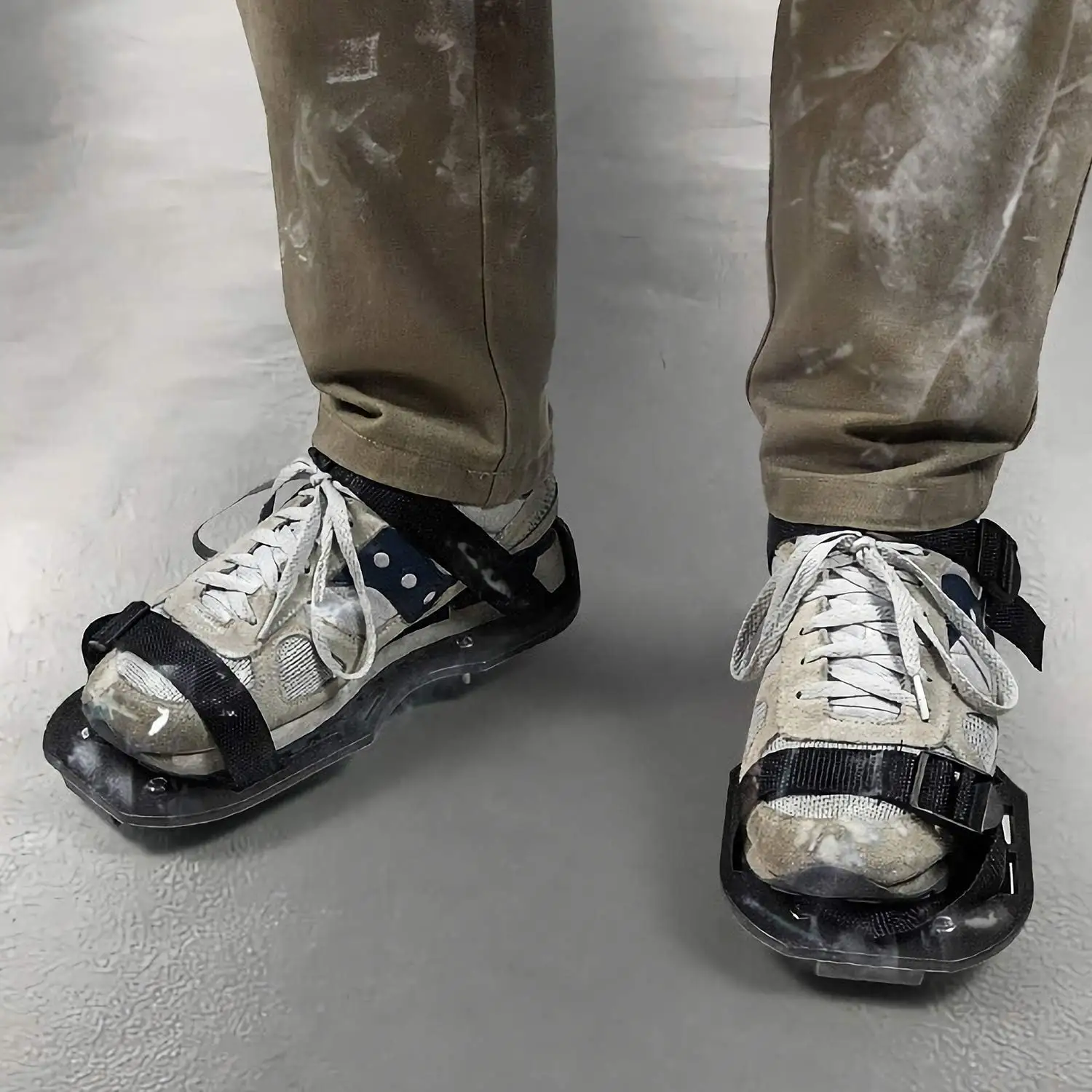 LSY Chaussures à crampons Gunite, avec pointes courtes de 1 pouce, parfaites pour les sols époxy, les superpositions, l'installation de couvertures, la couleur noire (paire)