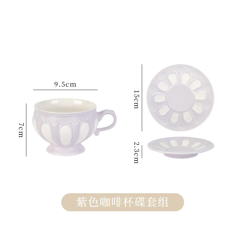 Tazza di caffè con salsa-viola