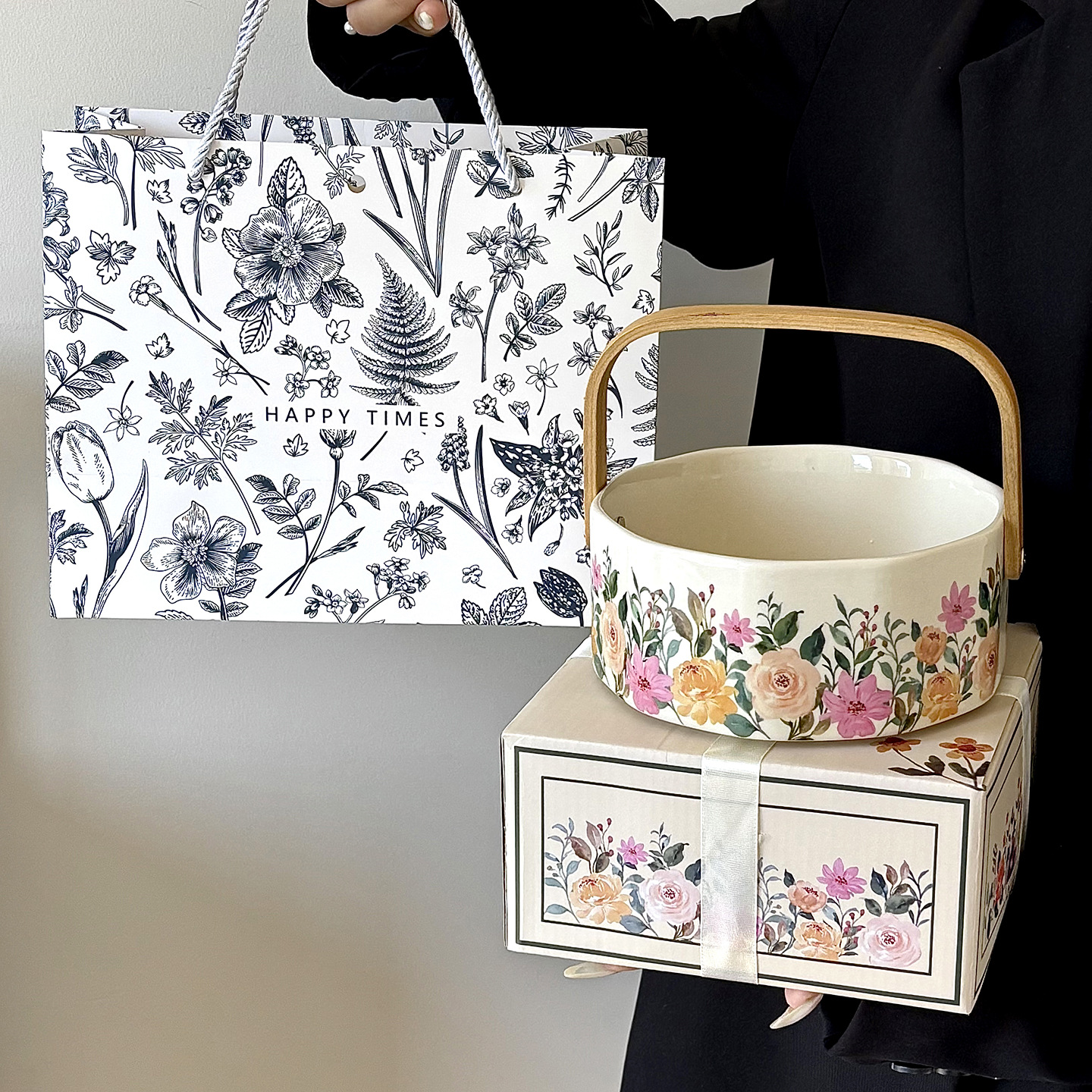 Panier de roses modèle A avec poignée renforcée + sac cadeau