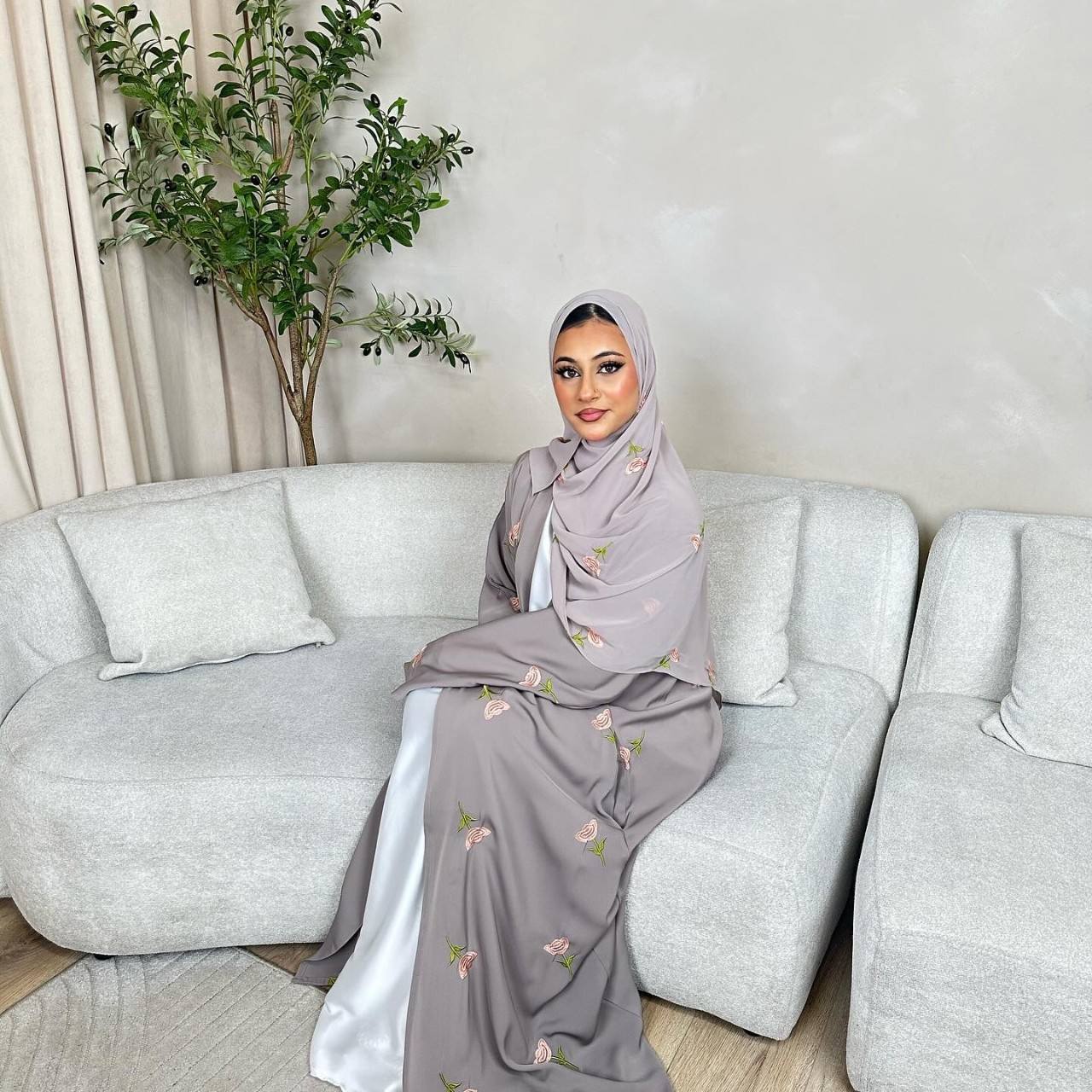 อาบายาสีเทาพร้อมฮิญาบ