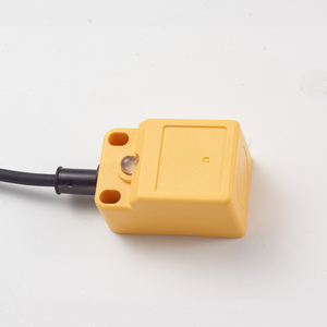 La distancia de detección del sensor de proximidad inductivo rectangular frente al metal es de 0-10mm. - Product Image 3