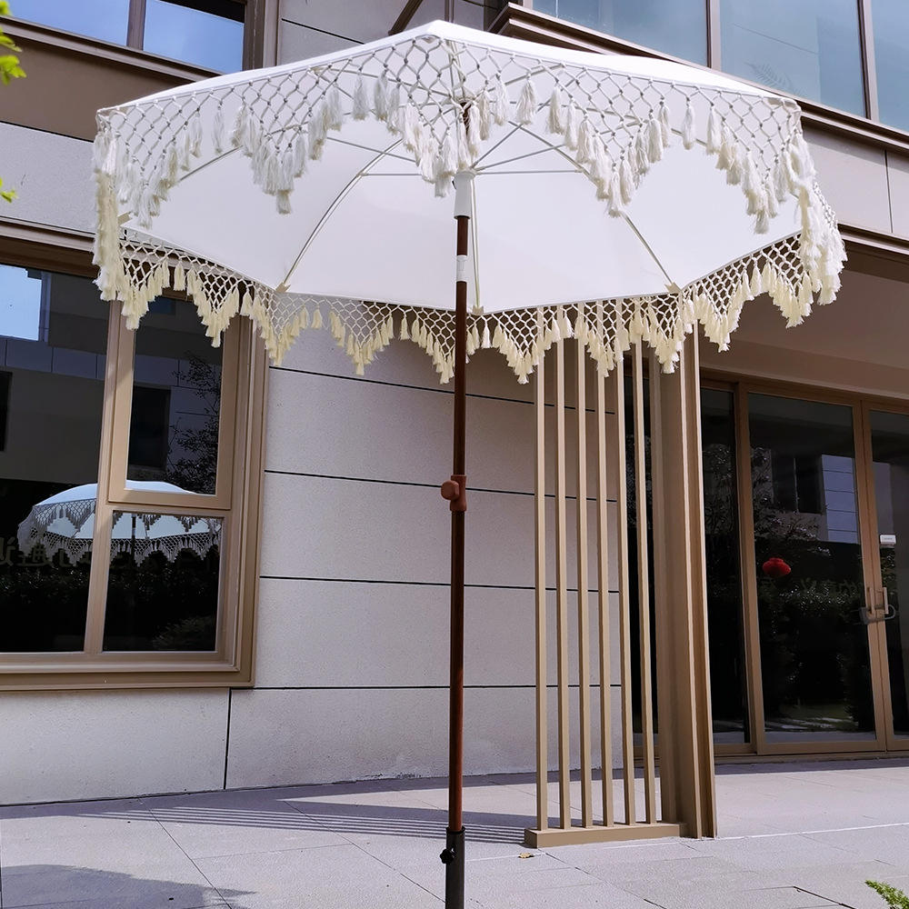 Style pompon triangle beige