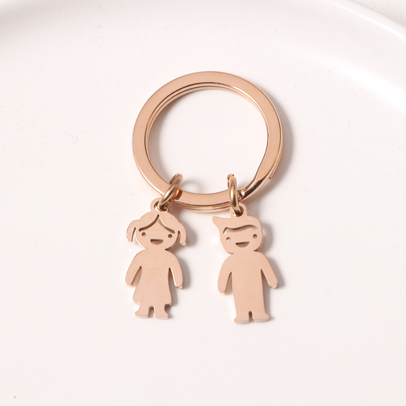 Porte-clés en or rose avec pendentif poupée et 1 initiale.