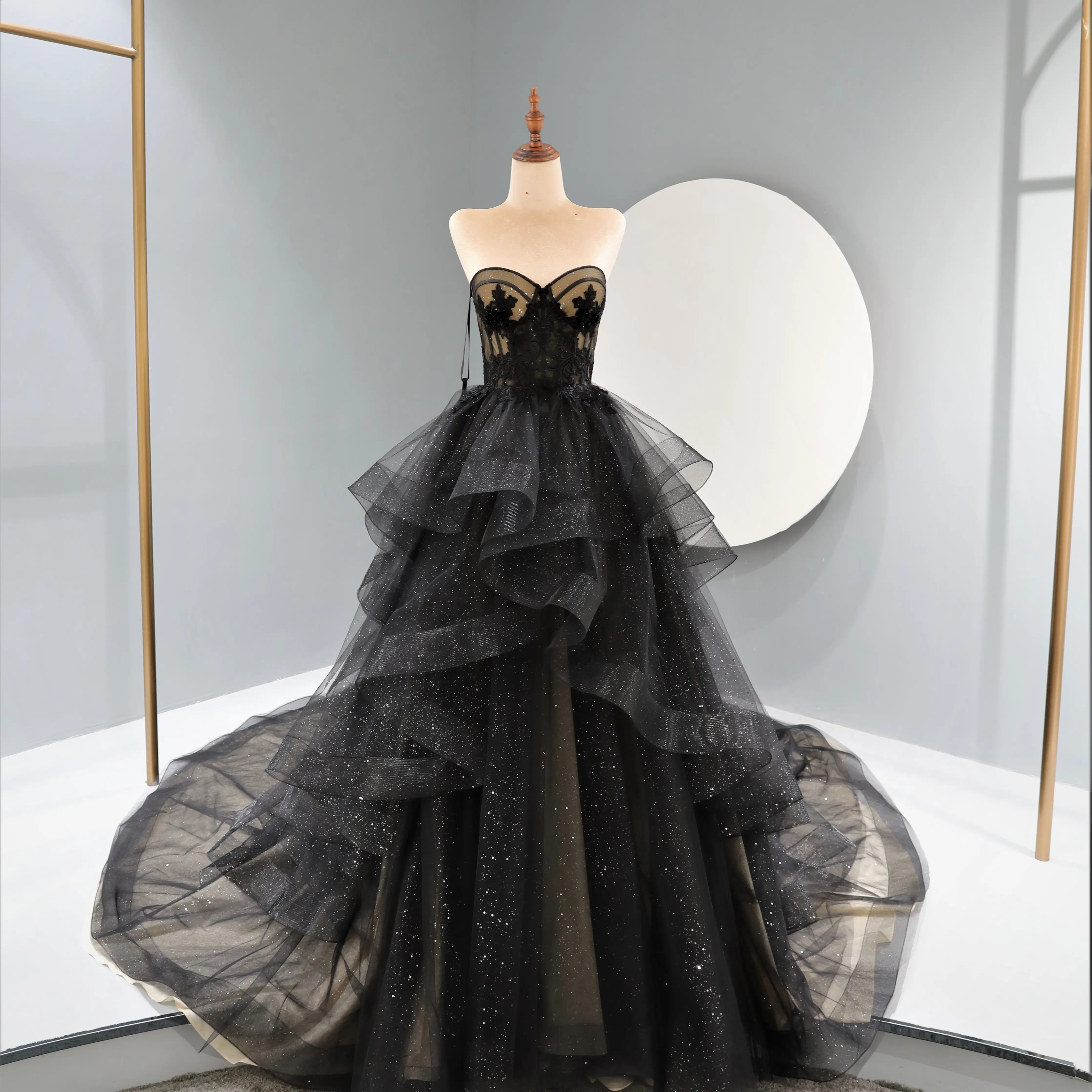 Vestido de noiva de renda preta com estampa floral, saia em camadas com babados, vestido de baile para noiva ou convidados de festa