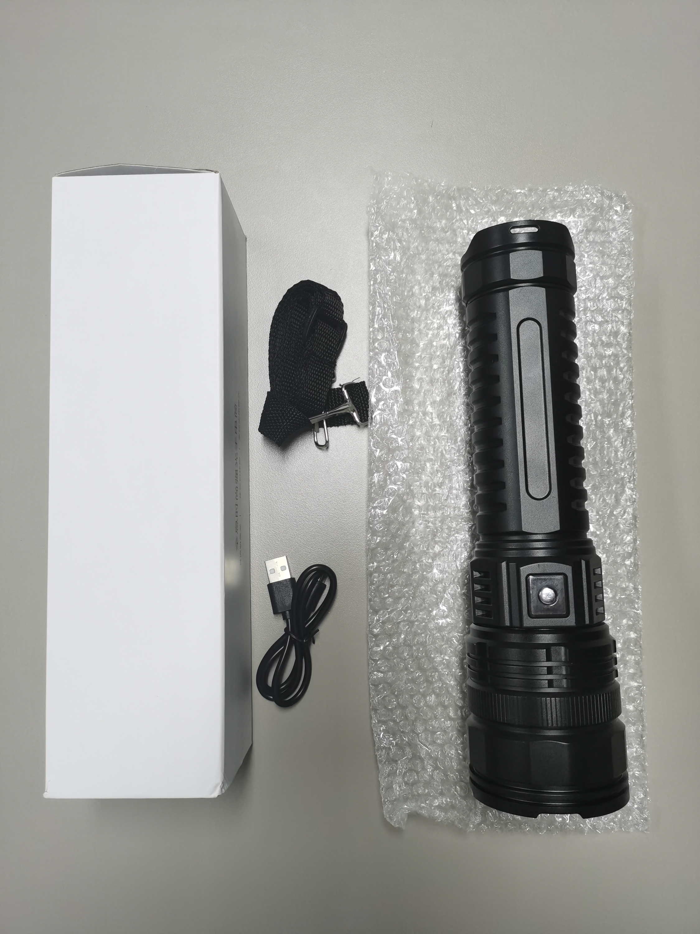 Lampe de poche + câble de données + boîte blanche + corde de queue