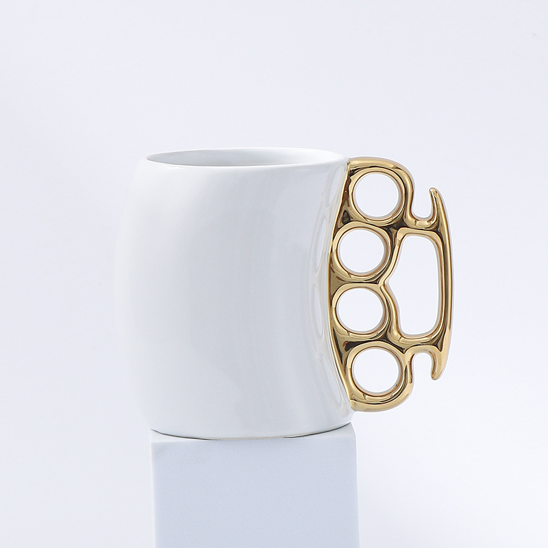 Tasse blanche avec anse dorée