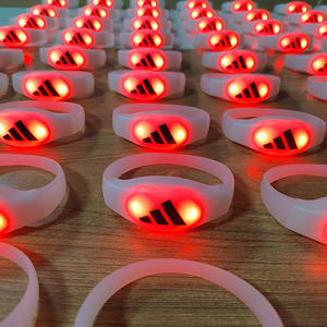 LINLI RFID DMX Control remoto Resplandor LED Pulseras iluminadas Brazo intermitente Muñequeras para Festival de música Juegos de fútbol - Product Image 1