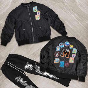 <span class=keywords><strong>Huilin</strong></span> חדש אופנה מותאם אישית במשקל כבד streetwear מפציץ מעיל בציר אפליקצית רקמה בתוספת גודל מעצב חורף מעיל גברים